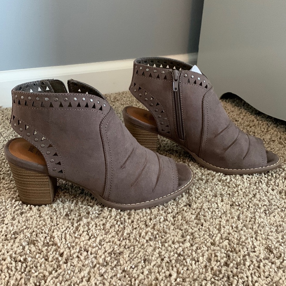 Mushroom color sandals